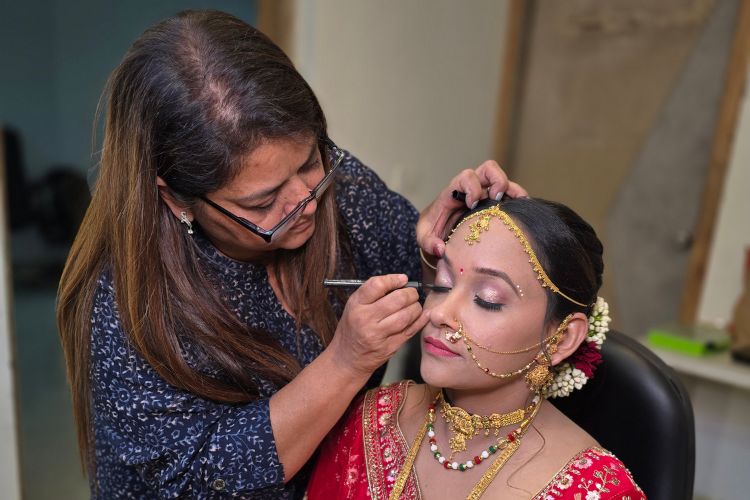 Bridal Makeup Master img1
